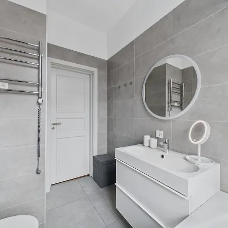 1br Centre Apartment, With Bath & Desk