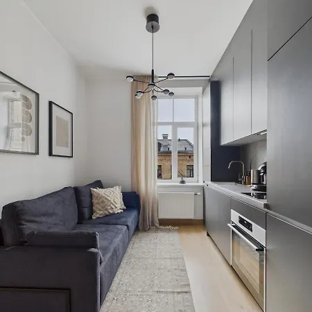 1br Centre Apartment, With Bath & Desk