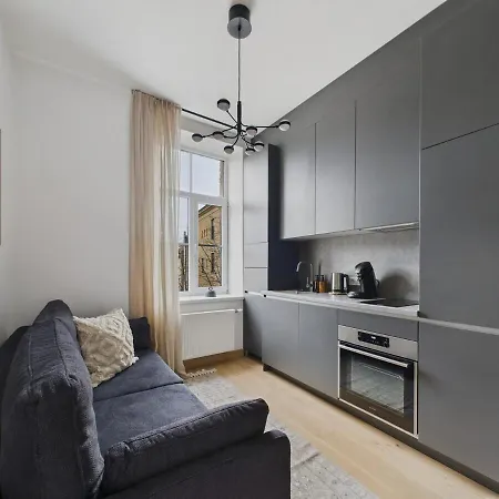 1br Centre Apartment, With Bath & Desk