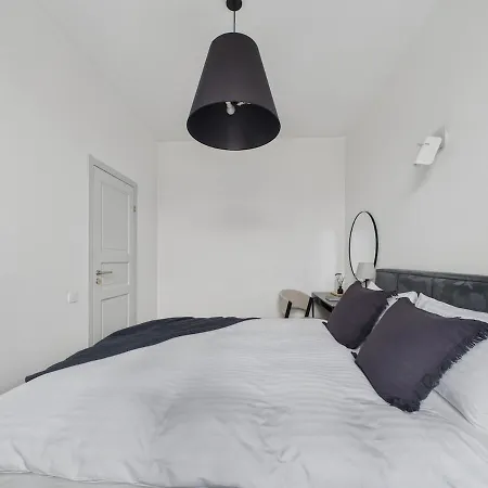 1br Centre Apartment, With Bath & Desk