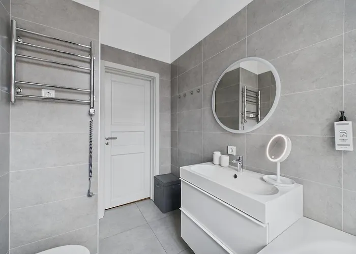 1br Centre Apartment, With Bath & Desk