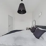 1br Centre Apartment, With Bath & Desk